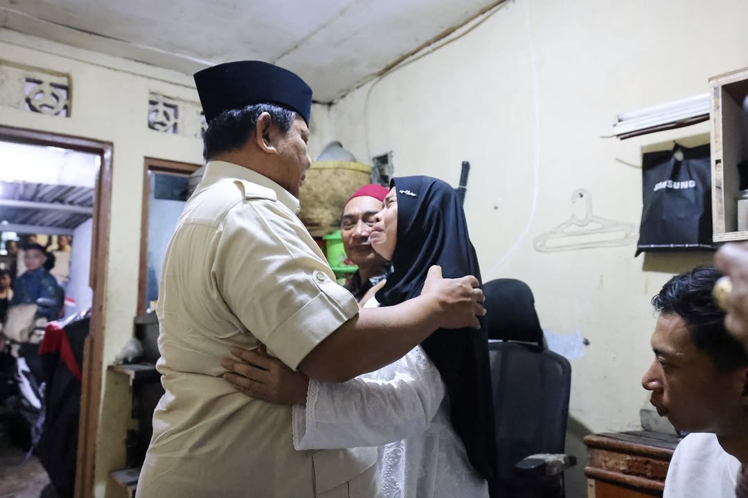 Presiden menyambangi kediaman almarhum Affan Kurniawan, pengemudi ojek online yang menjadi korban insiden kendaraan taktis, untuk menyampaikan duka cita yang mendalam kepada keluarga besar almarhum. (Foto: Sekretariat Presiden)