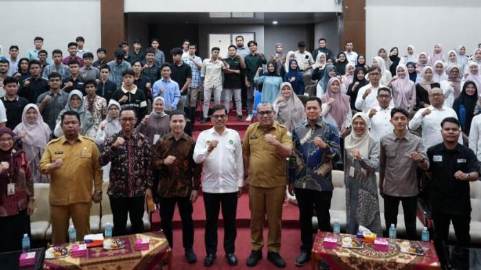 Rektor UIN Ar-Raniry, Prof Dr Mujiburrahman MAg, saat mengisi Focused Group Discussion (FGD) bertajuk “Pasca 20 Tahun Perdamaian: Antara Janji, Fakta & Masa Depan Ekonomi Aceh” di Museum Theater UIN Ar-Raniry, Senin (8/9/2025). (Foto: Humas UINAR)