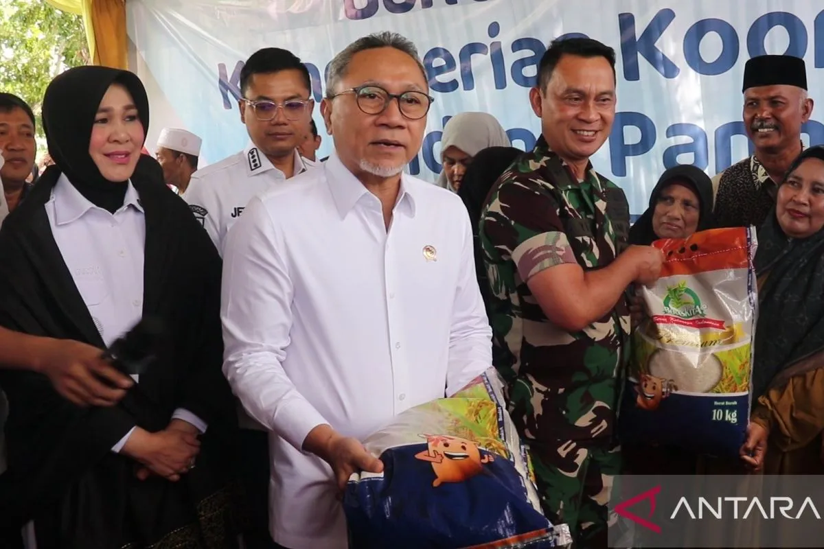 Menko Pangan) Zulkifli Hasan menyalurkan bantuan sosial berupa 1,5 ton beras kepada 150 warga penerima manfaat di Kota Banda Aceh, Kamis (18/9/2025). (Foto: ANTARA)
