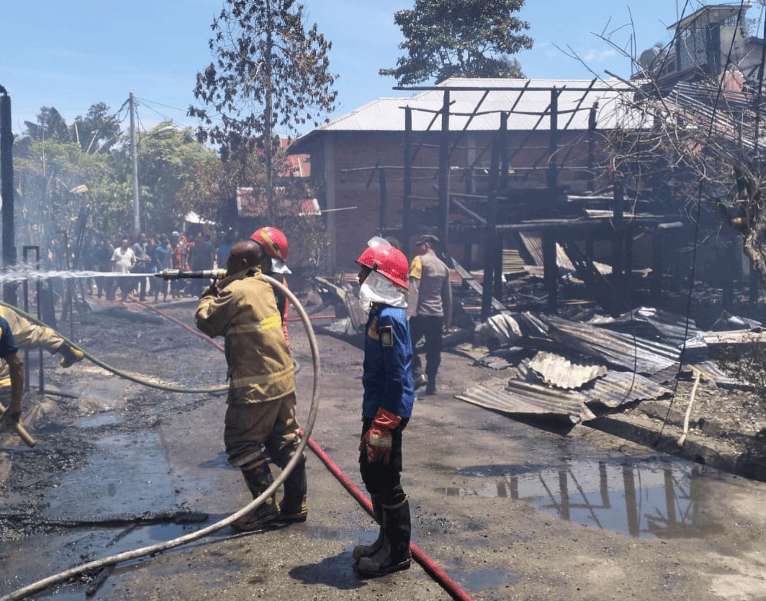 Enam unit bangunan milik warga dilaporkan terbakar dalam peristiwa kebakaran yang terjadi di Gampong Pantee Rawa, Kecamatan Sukamakmur, Kabupaten Aceh Besar, pada Minggu (28/9/2025) pagi. (Foto: BPBD Aceh Besar)