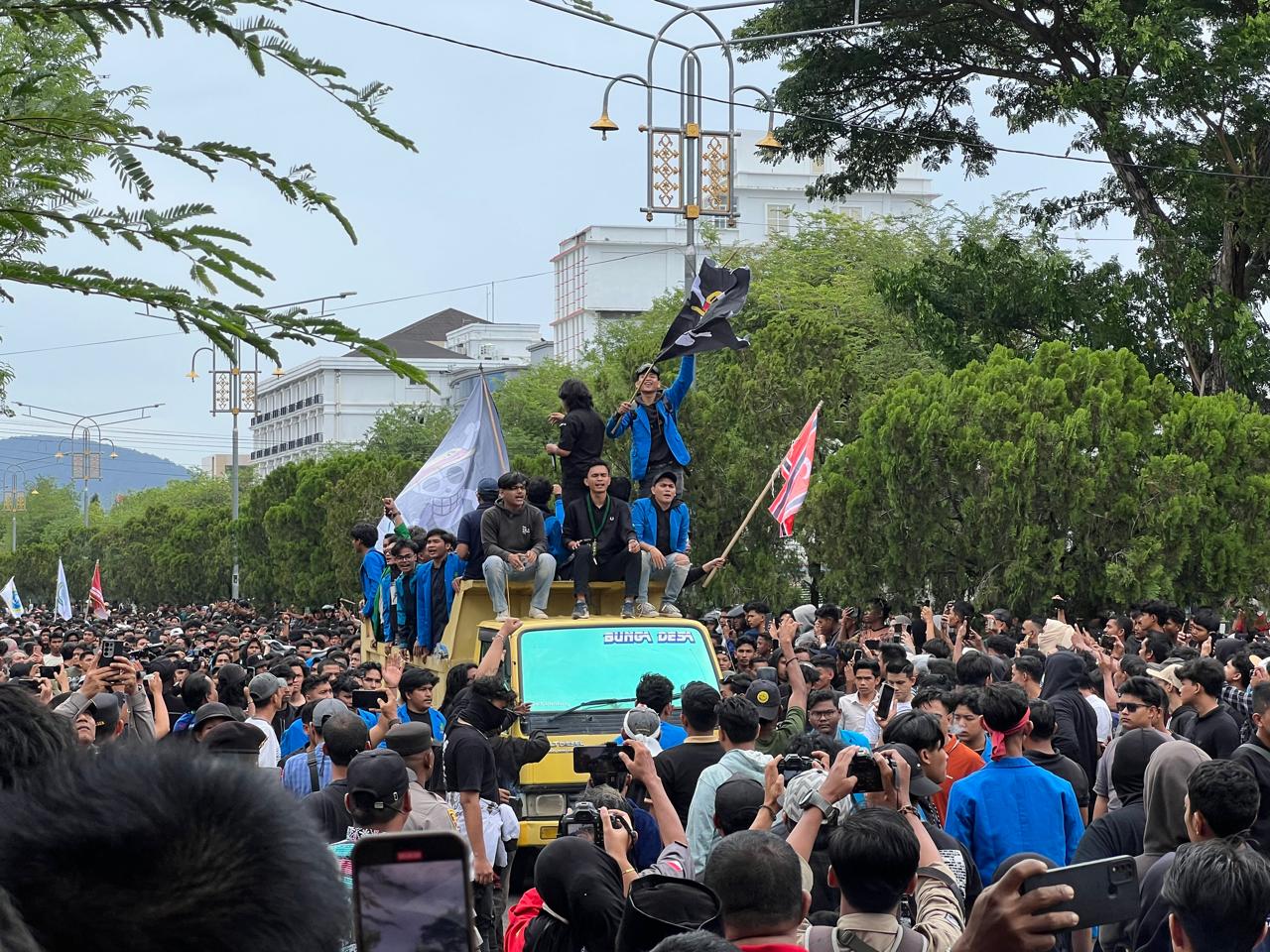 Massa aksi di depan gedung DPR Aceh, Banda Aceh, pada Senin 1 September 2025. (Foto: Nukilan/Rezi)