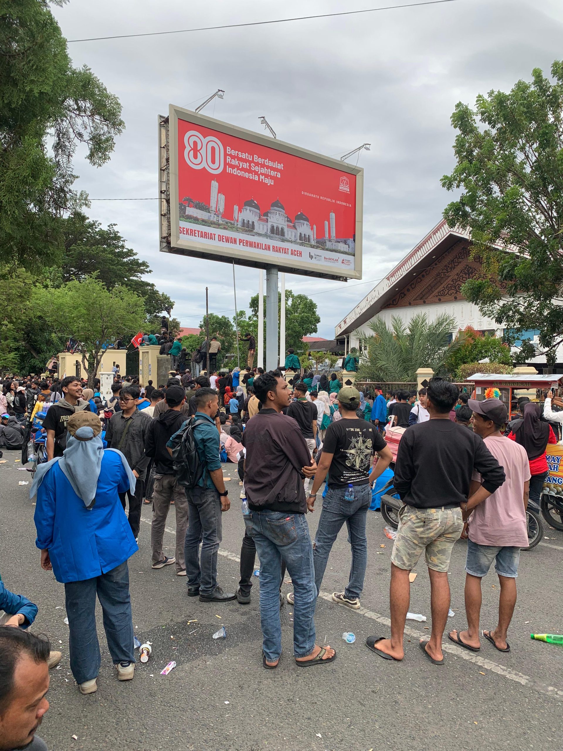 Warga Padati Halaman DPRA untuk Saksikan Aksi Demo (Foto: Nukilan)