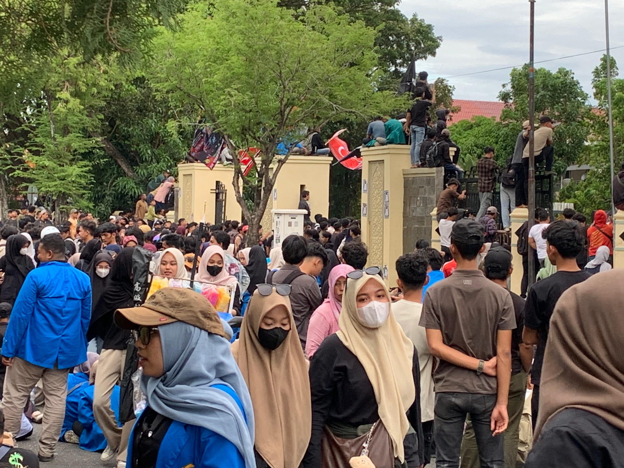 Ribuan massa yang menamakan diri Aliansi Rakyat Aceh menggelar aksi unjuk rasa di depan Gedung DPR Aceh, Banda Aceh, Senin (1/9/2025). (Foto: Nukilan)