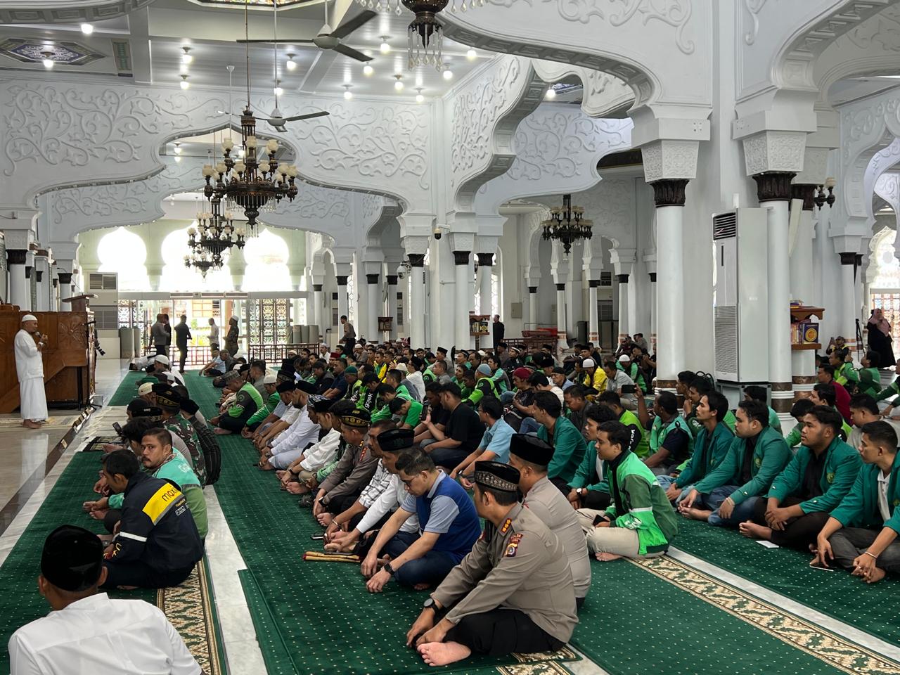 Pengemudi ojol usai melaksanakan salat ghaib di Masjid Raya Baiturrahman, Banda Ache, pada Selasa 2 September 2025. (Foto: Nukilan/Rezi)