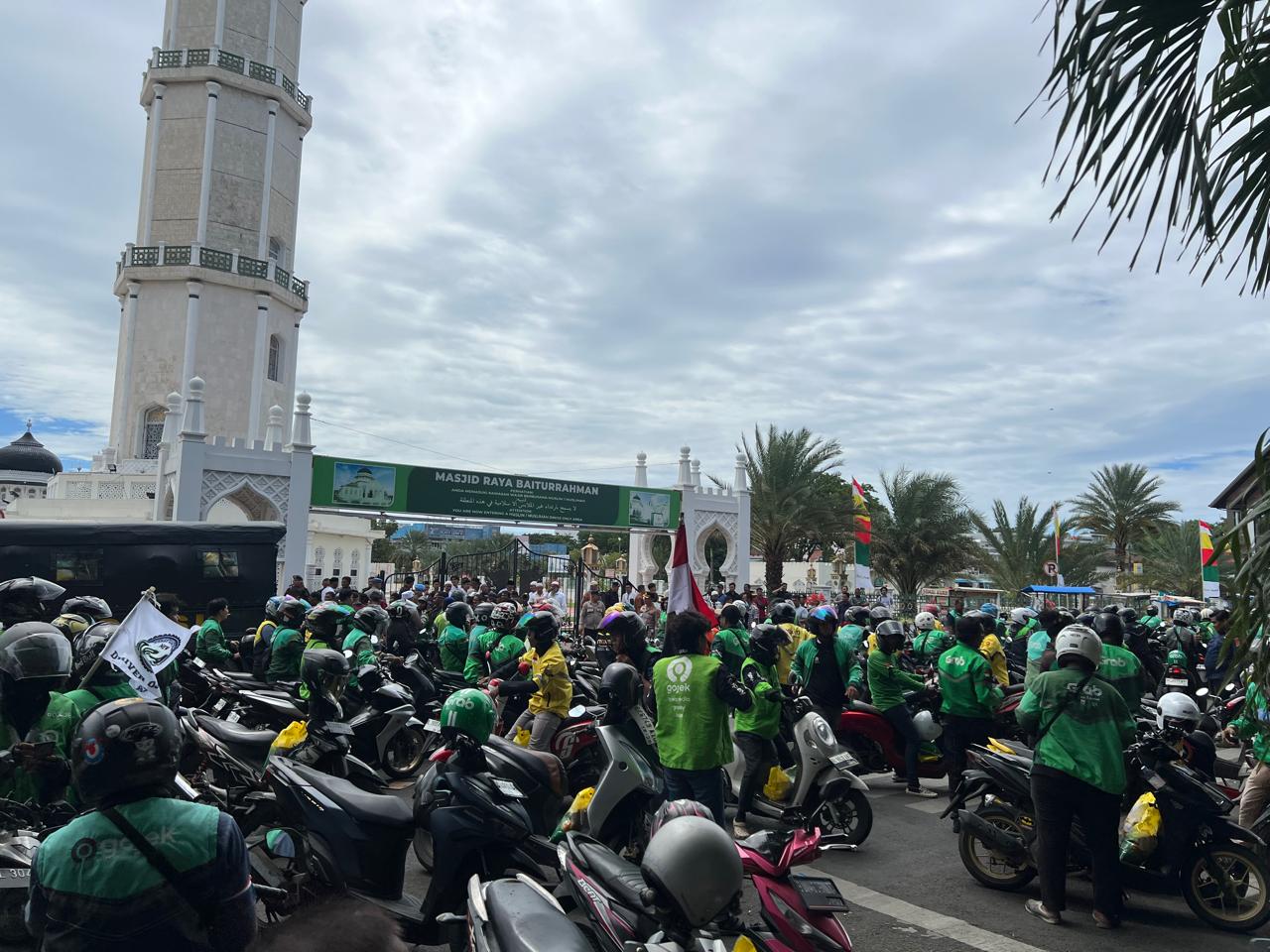 Pengemudi ojek berkumpul di depan Masjid Raya Baiturrahman Banda Aceh. (Foto: Nukilan/Rezi)