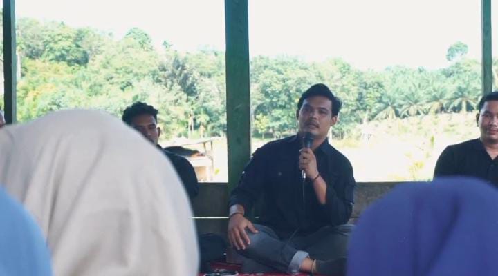 Anggota Cakrawala Muda Aceh, Iwan Rismadi, sedang menyampaikan sejumlah materi dasar kepemimpinan. (Foto: For Nukilan)