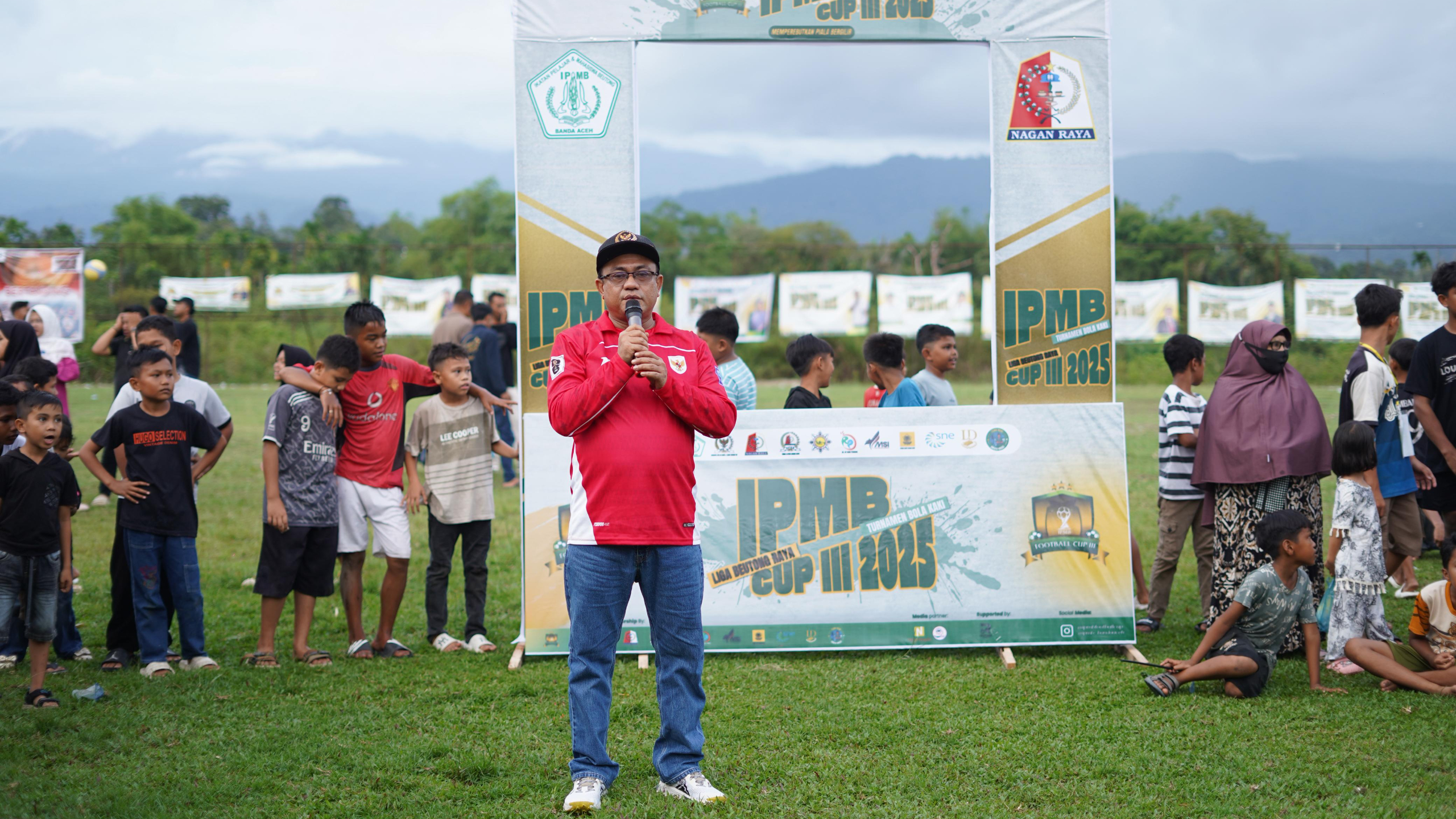 Plt Kepala Dinas Kebudayaan, Pariwisata, Pemuda dan Olahraga (Disbudparpora) Kabupaten Nagan Raya, Musiddiq Adnan, S.Hi., M.Si, mewakili Bupati Nagan Raya, Dr. Teuku Raja Keumangan, S.H., M.H menutup Turnamen Sepak Bola IPMB CUP III Tahun 2025. (Foto: For Nukilan)