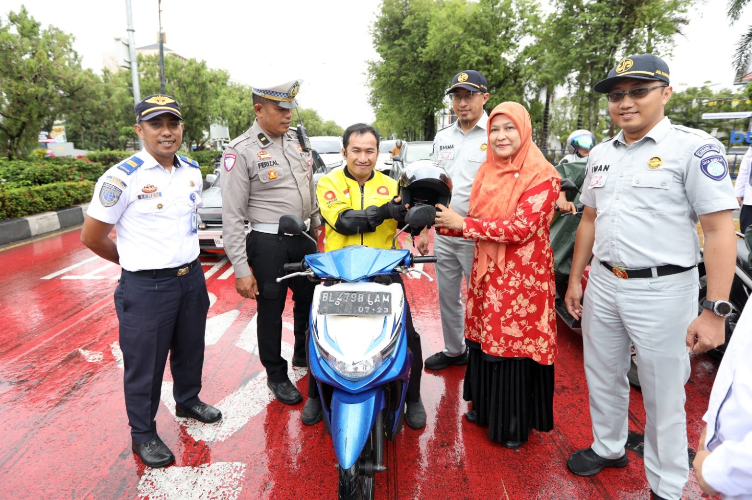 Dishub Aceh Bagikan Helm SNI untuk Keselamatan Pengendara. (Foto: Dishub Aceh)