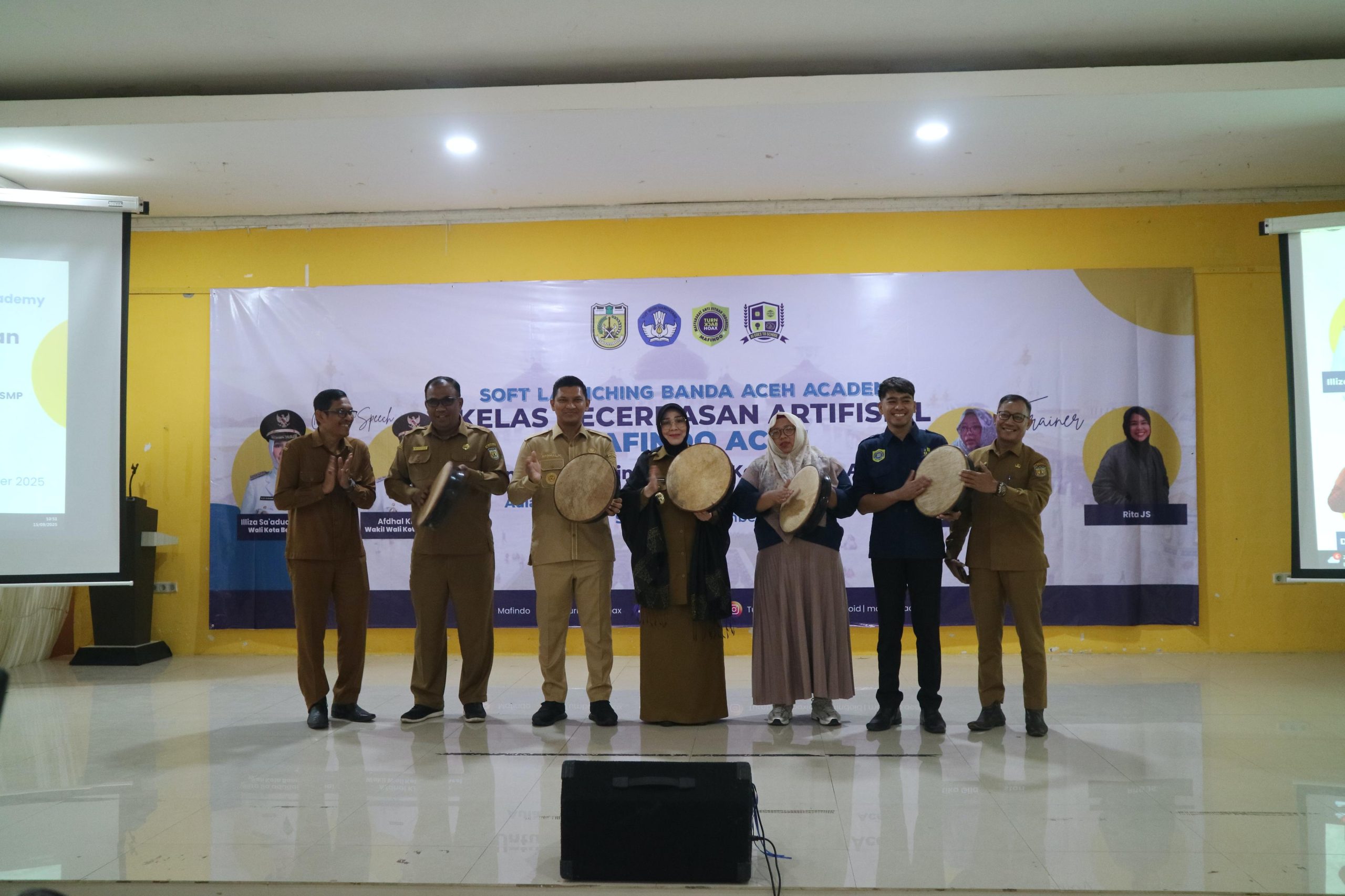 Wali Kota Banda Aceh, Illiza Sa’aduddin Djamal, hadir langsung dan meresmikan Banda Aceh Academy sekaligus membuka Kelas Kecerdasan Artifisial untuk guru SMP se-Kota Banda Aceh. (Foto: Mafindo Aceh)