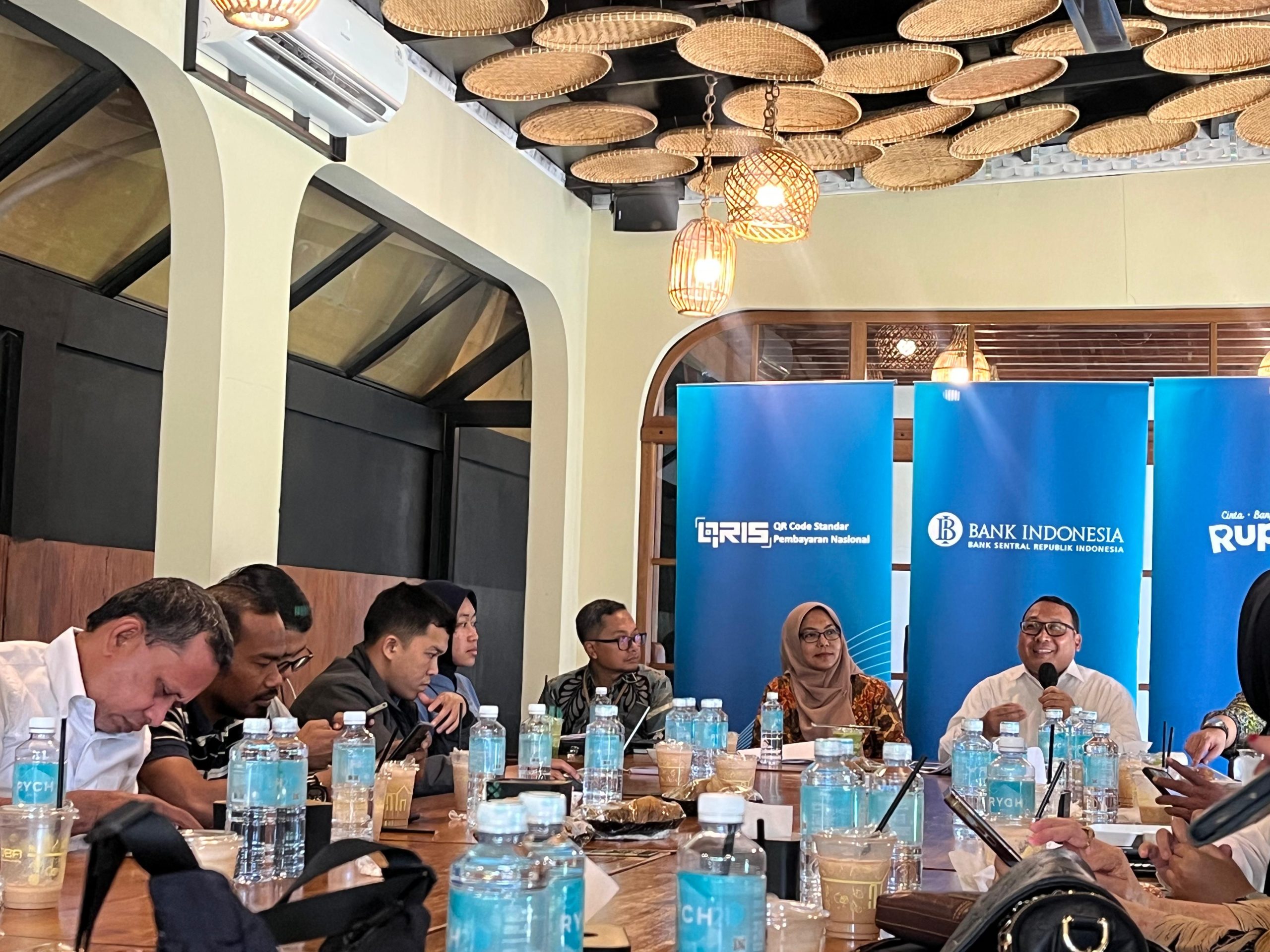 Kepala BI Aceh, Agus Chusaini dalam bincang bincang media di Banda Aceh, pada Selasa 16 September 2025. (Foto: Nukilan/Rezi)