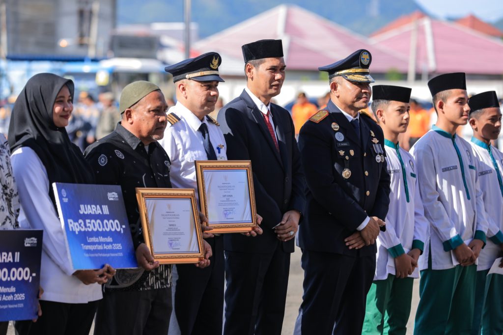 Dinas Perhubungan Aceh memberikan penghargaan kepada sejumlah tokoh transportasi asal Aceh pada puncak peringatan Hari Perhubungan Nasional (Harhubnas) 2025 yang digelar di Depo Trans Koetaradja, Banda Aceh. (Foto: For Nukilan)