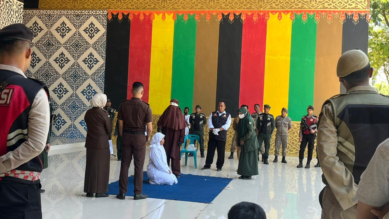 Pelaksanaan eksekusi cambuk di Taman Bustanussalatin, Banda Aceh pada Senin 22 September 2025. (Foto: Nukilan/Rezi)