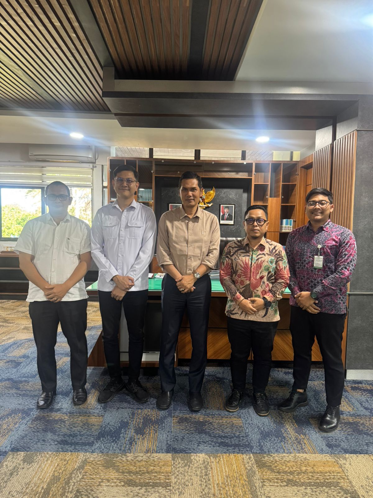 PT Bank Pembiayaan Rakyat Syariah (BPR Syariah) Mustaqim Aceh (Perseroda) berhasil mencatatkan kinerja positif pada triwulan ketiga tahun 2025. Pencapaian tersebut mendapat apresiasi langsung dari Sekretaris Daerah (Sekda) Aceh, M. Nasir S.IP, MPA. (Foto: For Nukilan)