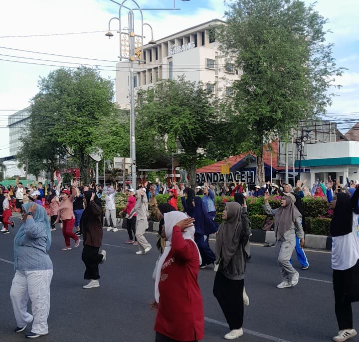 Warga sedang senam jantung sehat di CFD. (Foto: Nukilan)