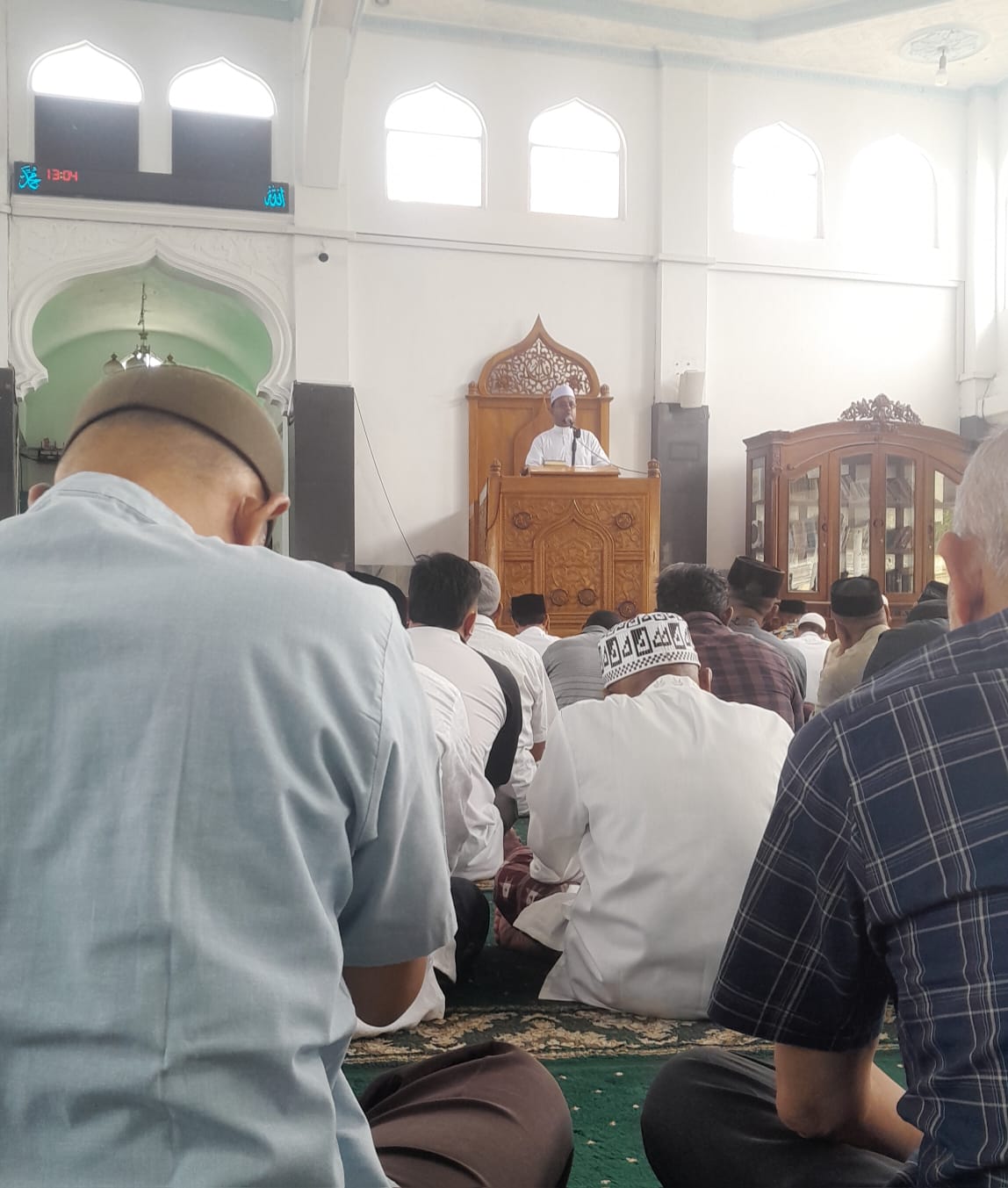 Ulama muda Aceh yang juga Pimpinan Dayah Mini Banda Aceh, Tgk H Umar Rafsanjani, Lc, MA, tampil sebagai khatib Jumat di Masjid Al-Abrar, Gampong Lamdingin, Banda Aceh, Jumat (5/9/2025). (Foto: Nukilan)