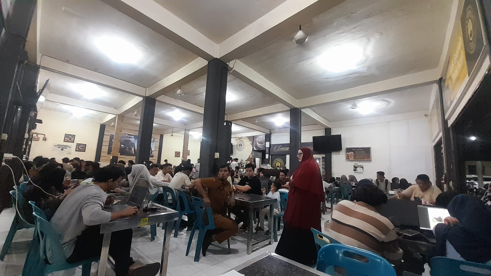 Warkop SMEA Lingke Kebanjiran Pengunjung. (Foto: Nukilan)