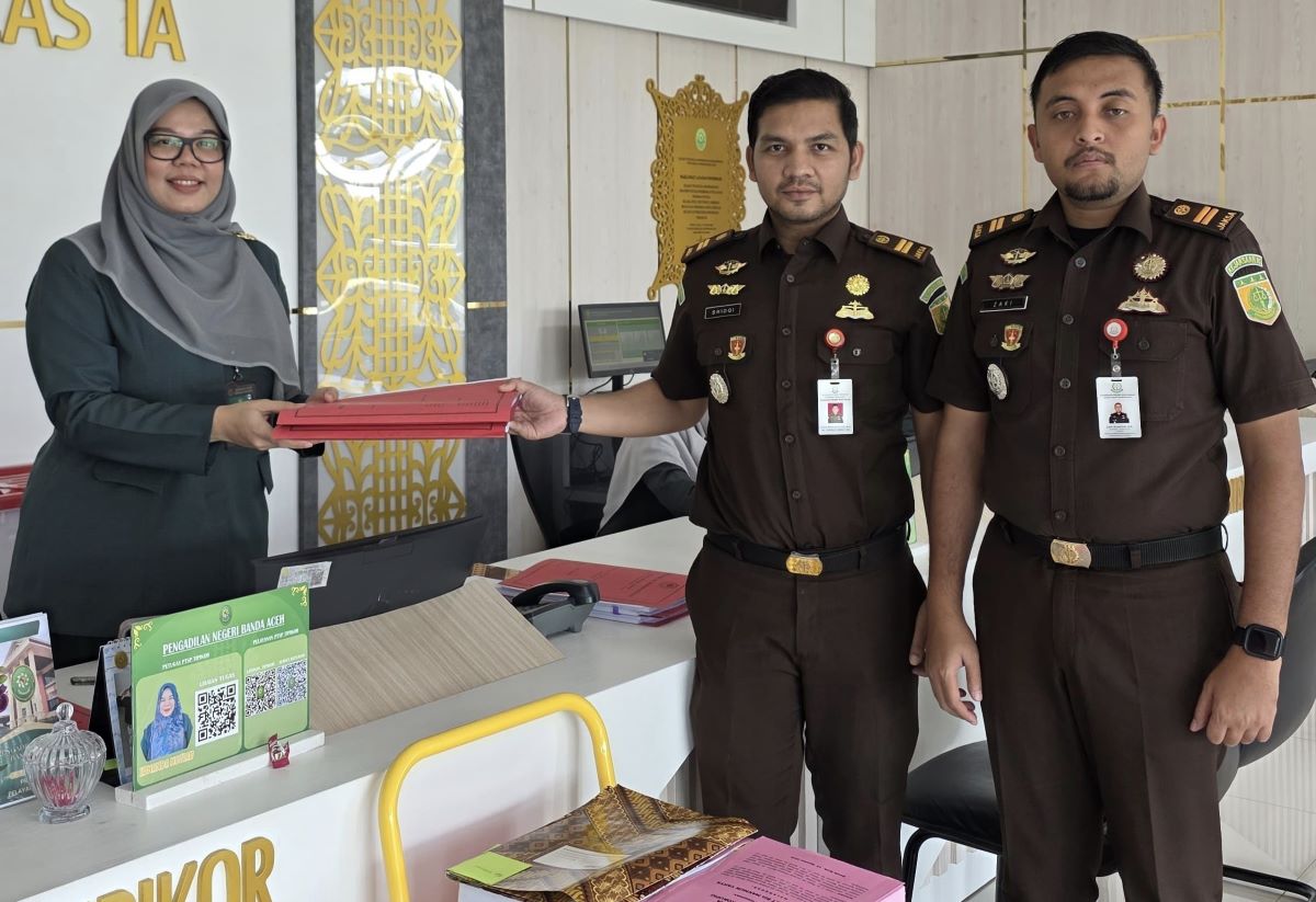 Perkara dugaan tindak pidana korupsi Balai Guru Penggerak (BGP) Aceh Tahun Anggaran 2022–2023 dilimpahkan ke Pengadilan Tindak Pidana Korupsi (Tipikor) Banda Aceh, Selasa (16/9/2025). (Foto: Dok Kejari Aceh Besar)