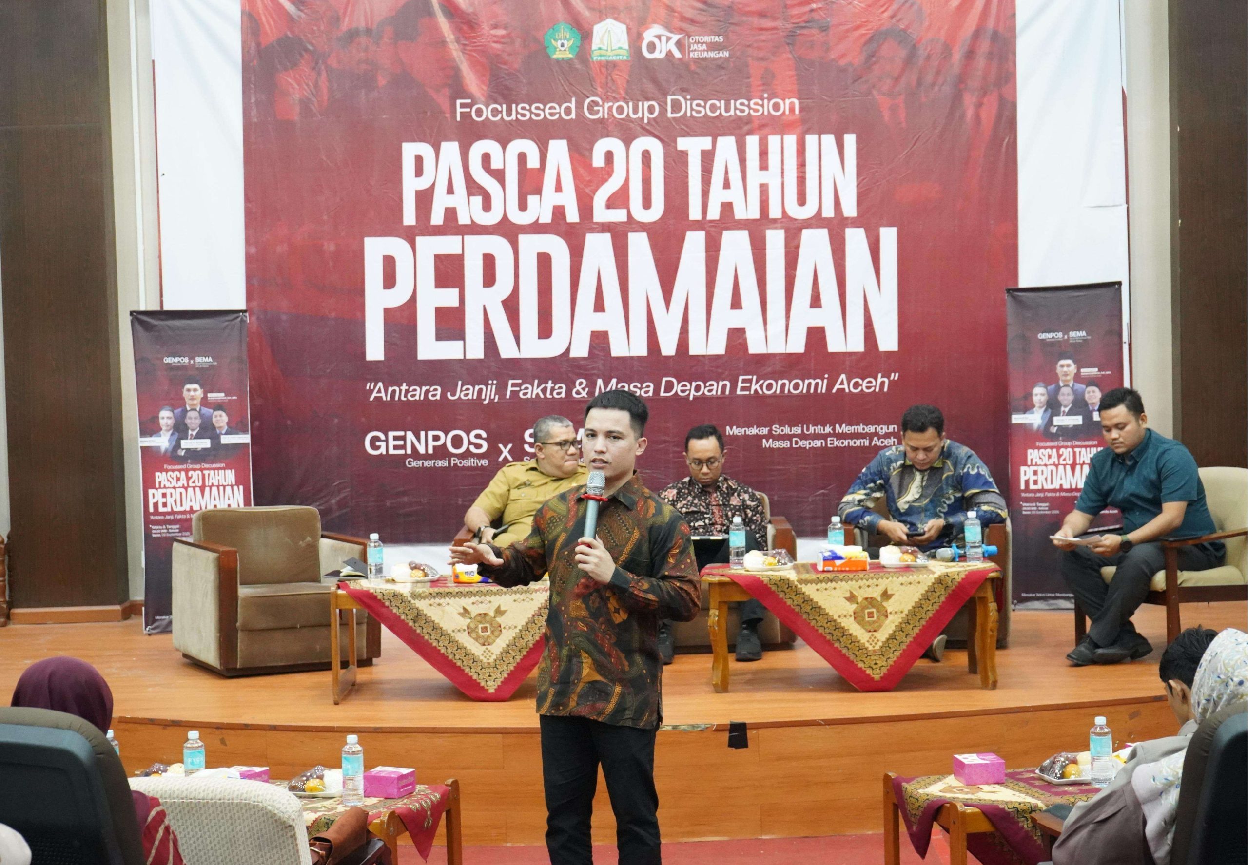 Direktur Utama PT Pembangunan Aceh (PEMA), Mawardi Nur, tampil sebagai pemateri dalam Focus Group Discussion (FGD) bertajuk “Pasca 20 Tahun Perdamaian: Antara Janji, Fakta, dan Masa Depan Ekonomi Aceh” yang digelar oleh Senat Mahasiswa (SEMA) UIN Ar-Raniry pada Senin (08/09/25) (Foto: Humas PEMA)