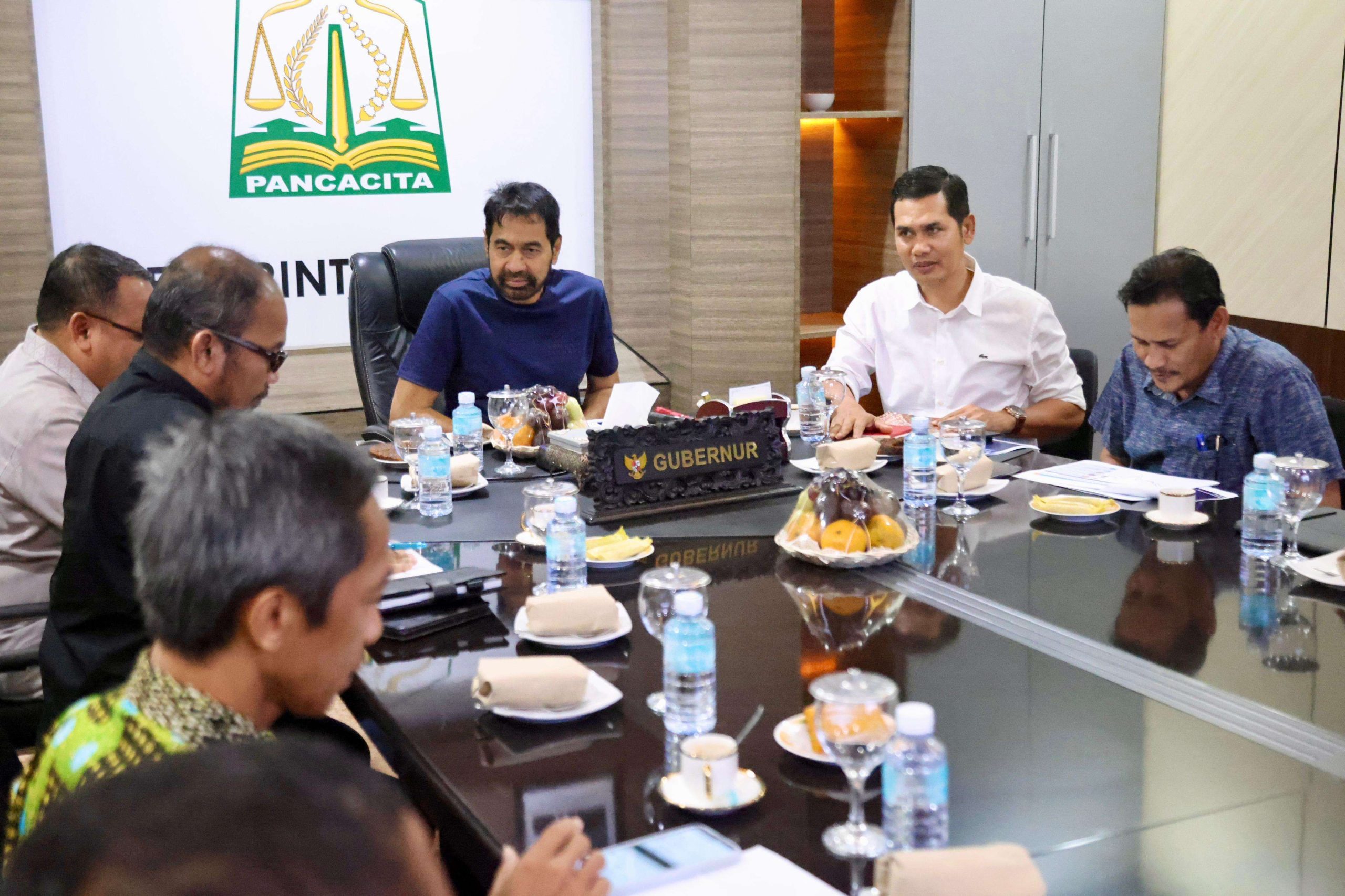 Gubernur Aceh Muzakir Manaf, didampingi Sekretaris Daerah Aceh, M. Nasir S.IP, MPA, memimpin High Level Meeting (HLM) Pengendalian Inflasi Aceh yang diikuti pihak terkait, di Ruang Rapat Pendopo Gubernur, Selasa (02/9/2025). (Foto: Humas Pemerintah Aceh)