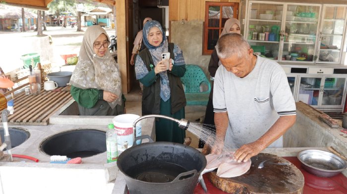 Tim Auditor LPPOM MPU Aceh Lakukan Audit Zona KHAS di Pantai Lampuuk. (Foto: MPU)