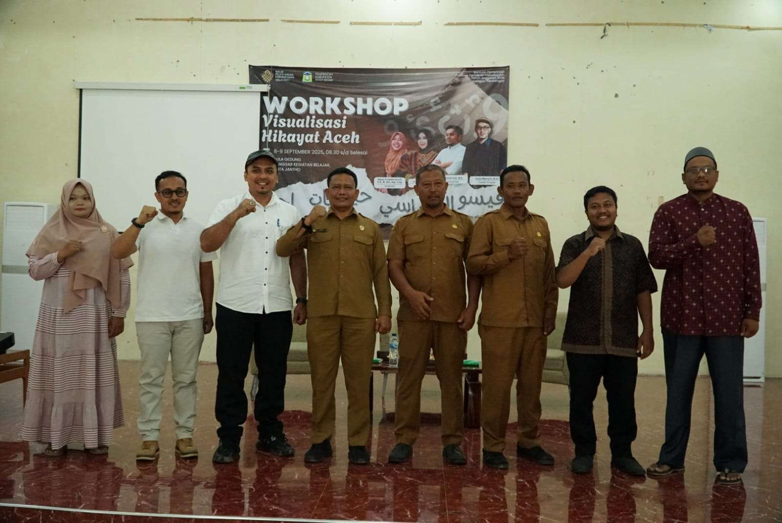 Staf Ahli Bupati Aceh Besar Bidang Perekonomian, Pembangunan, dan Keuangan, Ir Makmun MT, foto bersama usai membuka workshop visualisasi hikayat Aceh di Gedung SKB Kota Jantho, Senin (8/9/2025). (Foto: MC Aceh Besar)