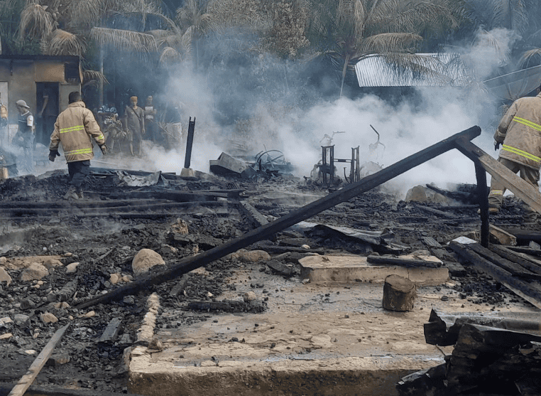 Dua unit rumah warga di Gampong Lamreh, Kecamatan Mesjid Raya terbakar pada Minggu (7/9/2025). (Foto: Dok BPBD Aceh Besar)
