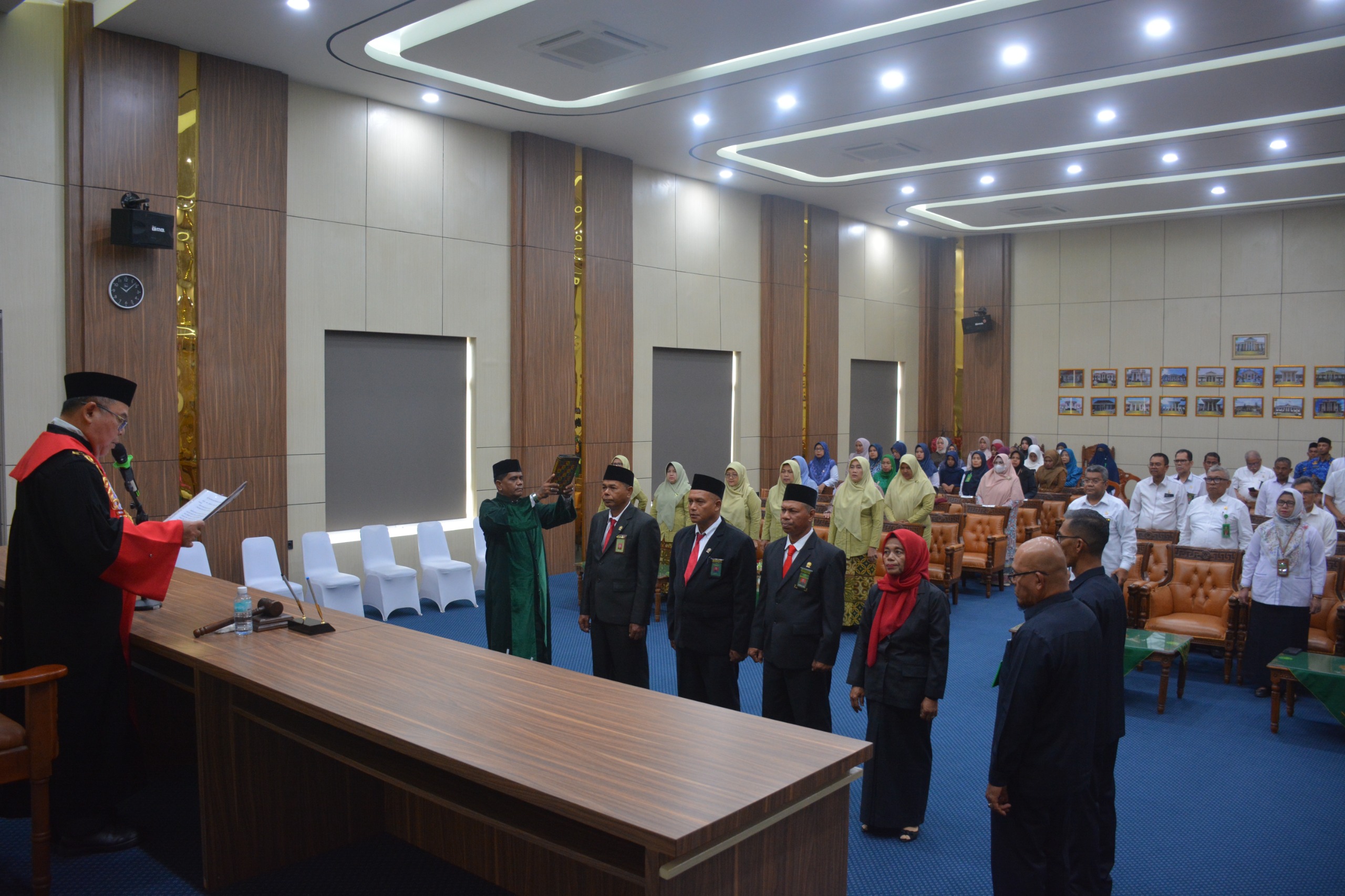 Ketua Pengadilan Tinggi Banda Aceh, Nursyam saat melantik empat orang Panitera Pengganti di PT Banda Aceh, Senin (1/9/2025). (Foto: Dok. PT Banda Aceh)