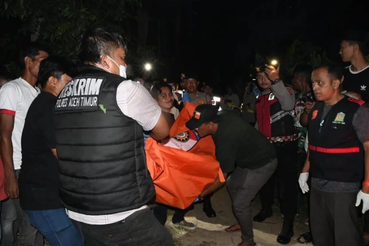 Polisi mengevakuasi mayat ditemukan di semak-semak Desa Gampong Jalan, Kecamatan Idi Rayeuk, Kabupaten Aceh Timur, Rabu (3/9/2025) (Foto: Polres Aceh Timur)