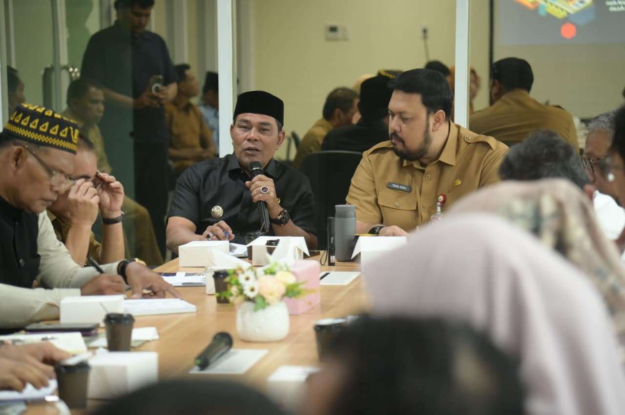 Bupati Aceh Besar H. Muharram Idris memimpin Rakor Rencana Tahap Pelaksanaan Pengadaan Tanah untuk Pembangunan SPAM Regional Kabupaten Aceh Besar, Kota Banda Aceh di Ruang Rapat Kadis Perkim Aceh, Gedung Utama Dinas Perkim Aceh, Selasa (2/9/2025). (FOTO: MC ACEH BESAR)