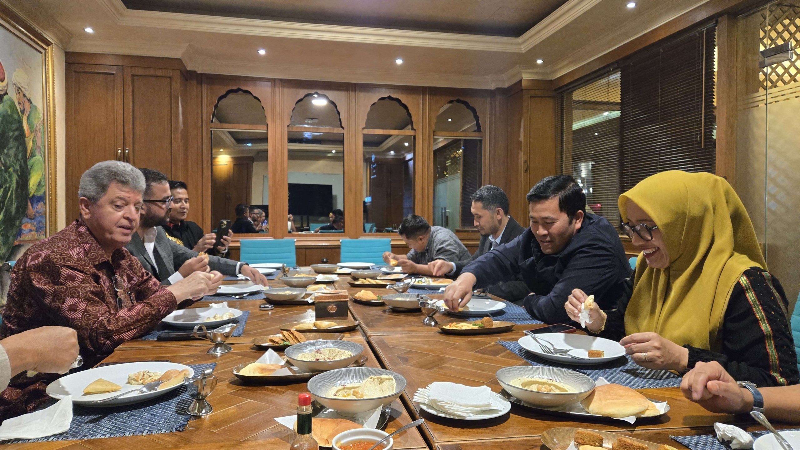 Jamuan makan malam dari Dubes Palestina, Zuhair Al-Shun kepada Bupati Aceh Tengah, Haili Yoga beserta istri di Jakarta, Jum'at (19/9/2025) malam.(Foto: Prokopim AT))
