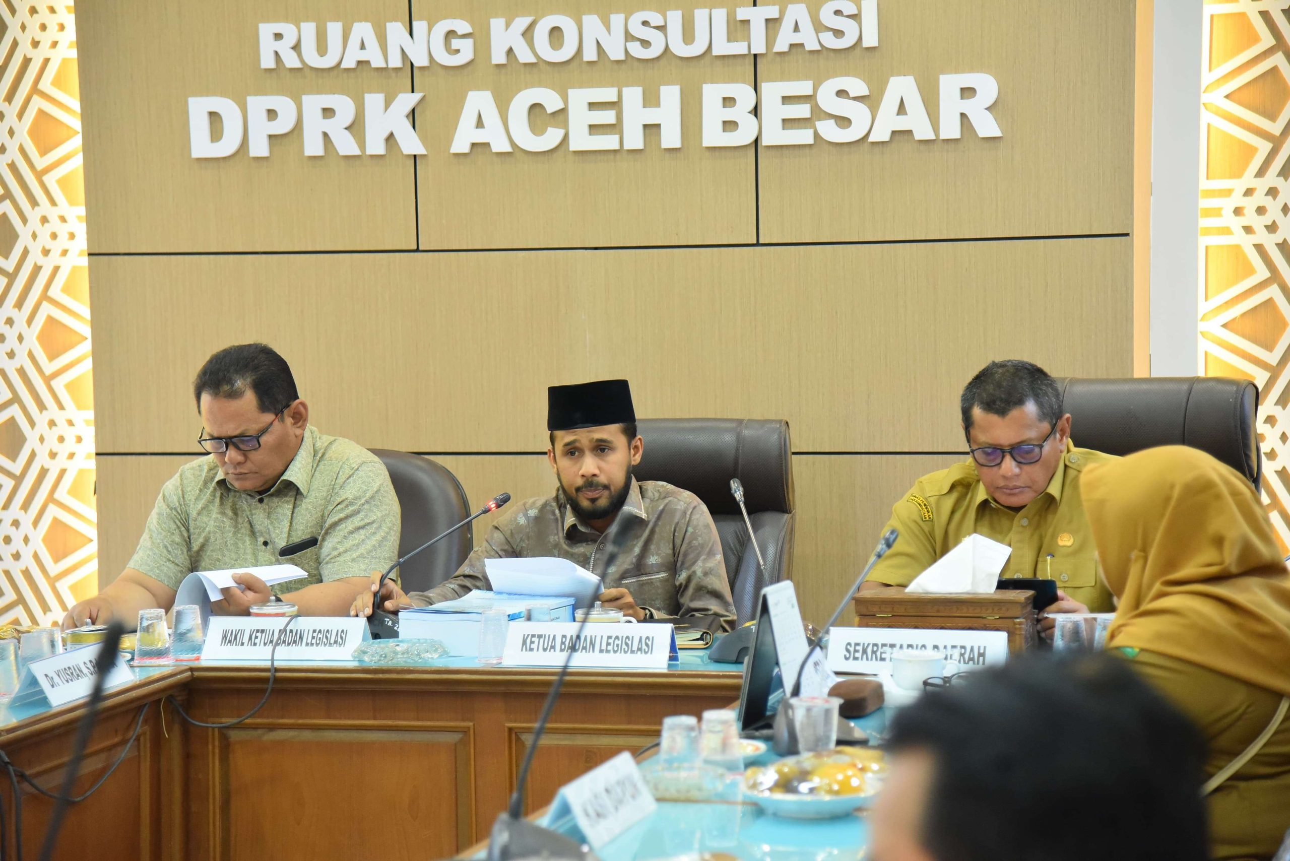 Ketua Badan Legislasi DPRK Aceh Besar Ridha Hidayatullah, SH.I., MH membuka secara resmi rapat pembahasan rancangan qanun Kabupaten Aceh Besar tentang rencana pembangunan jangka menengah daerah (RPJMD) Kabupaten Aceh Besar Tahun 2025 - 2029, bertempat ruang Rapat DPRK Aceh Besar, Kota Jantho, Senin (15/09/2025). (FOTO: MC ACEH BESAR)