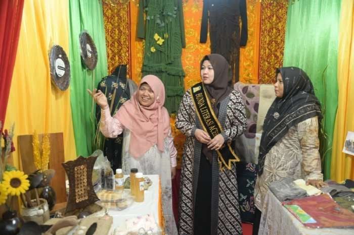 Bunda Literasi Aceh Besar, Rita Mayasari saat mengunjungi Stand Pameran di Dinas Perpustakaan dan Kearsipan (Disperpusip) Aceh, Lamnyong, Kota Banda Aceh pada Senin (1/9/2025). (Foto: Media Center Aceh Besar)
