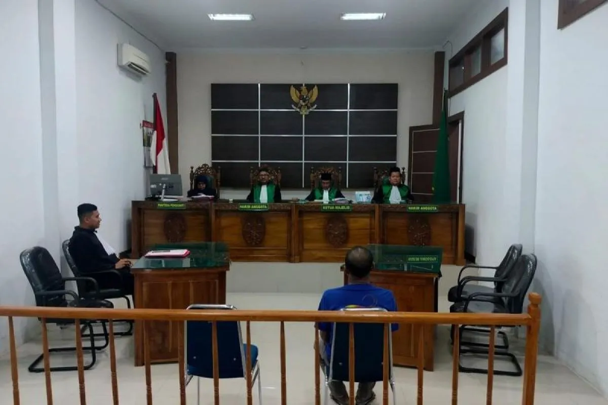 Terdakwa tindak pidana jarimah pemerkosaan anak mengikuti persidangan di Mahkamah Syariah Banda Aceh di Banda Aceh, Senin (22/9/2025). (Foto: Kejari Banda Aceh)
