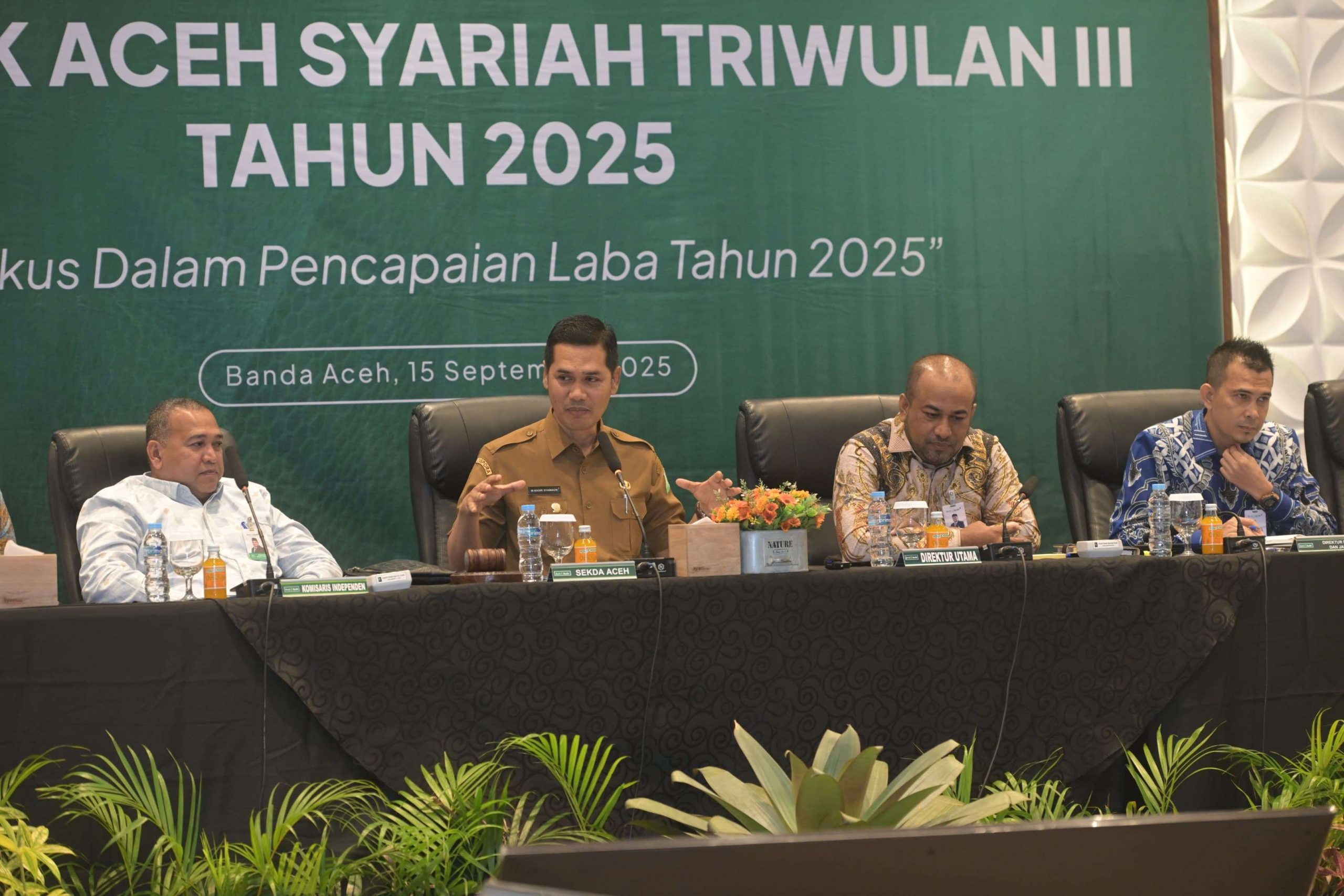 Sekretaris Daerah (Sekda) Aceh, M. Nasir, membuka Rapat Kerja Triwulan III PT Bank Aceh Syariah Tahun 2025 yang berlangsung di Ayani Hotel, Banda Aceh, Senin (15/9/2025). (Foto: Humas Aceh)