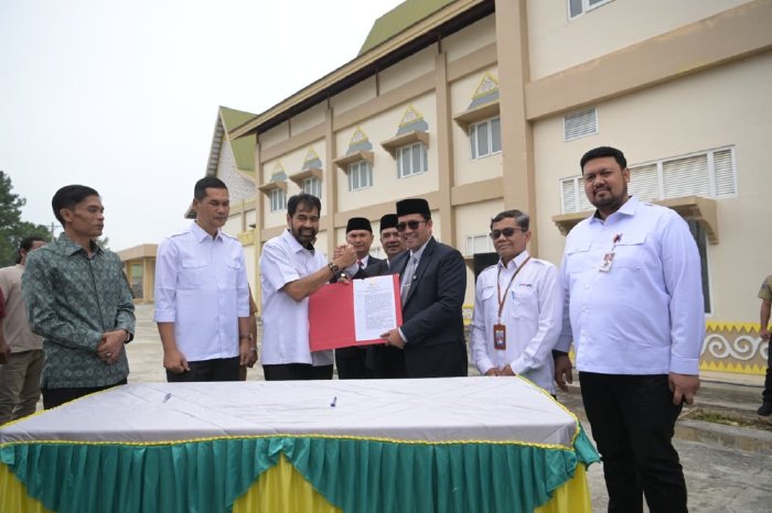 Gubernur Aceh, Muzakir Manaf, resmi menyerahkan aset Rumah Sakit (RS) Regional Aceh Tengah kepada Pemerintah Kabupaten (Pemkab) Aceh Tengah. (FOTO: HUMAS ACEH)