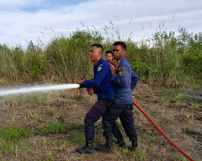 Petugas saat memadamkan api. (Foto: BPBA)
