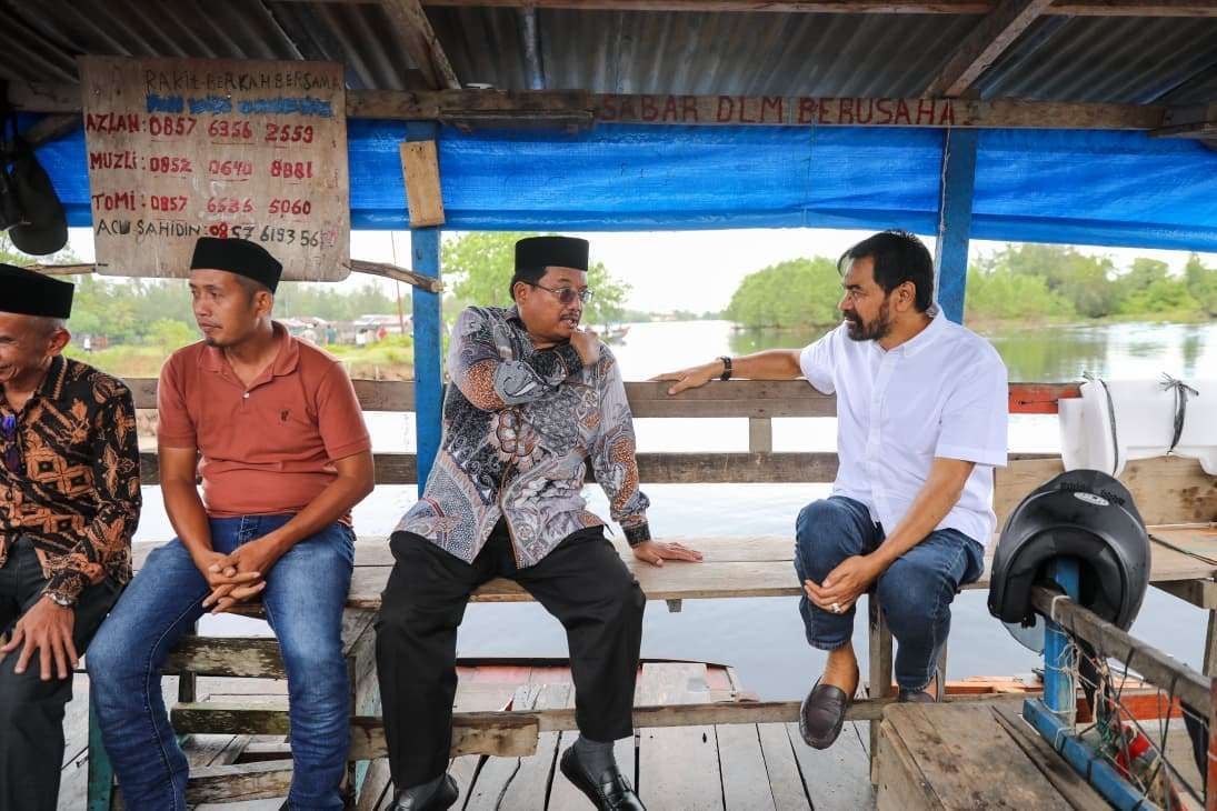 Gubernur Aceh Muzakir Manaf bersama Ketua TP-PKK Aceh, Marlina Muzakir, didampingi Bupati Aceh Singkil Safriadi Oyon meninjau akses menuju Kecamatan Kuala Baru, Aceh Singkil, Sabtu (6/9/2025). (Foto: Humas Pemerintah Aceh)