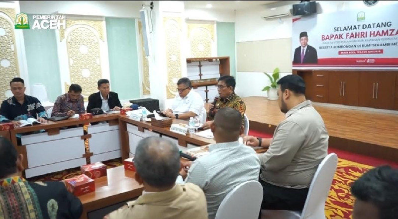 Kedatangan Fahri di Tanah Rencong disambut oleh Kepala Dinas Perumahan Rakyat dan Kawasan Permukiman (Perkim) Aceh, T. Aznal Zahri, bersama jajaran Forkopimda Aceh. (Foto: For Nukilan)