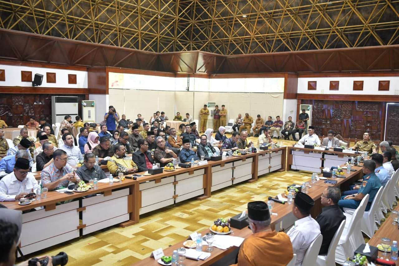 Sekretaris Daerah Aceh, M. Nasir, mewakili Gubernur Aceh saat menghadiri pertemuan Pemerintah Aceh bersama Badan Legislasi (Banleg) DPR RI di Anjong Mon Mata, Kompleks Meuligoe Gubernur Aceh, Senin (21/10/2025). Pertemuan tersebut membahas revisi Undang-Undang Nomor 11 Tahun 2006 tentang Pemerintahan Aceh, dengan melibatkan akademisi dan tokoh masyarakat sebagai upaya memperkaya substansi perubahan UUPA agar lebih adaptif dan berpihak pada kesejahteraan rakyat Aceh. (Foto: Humas Aceh)