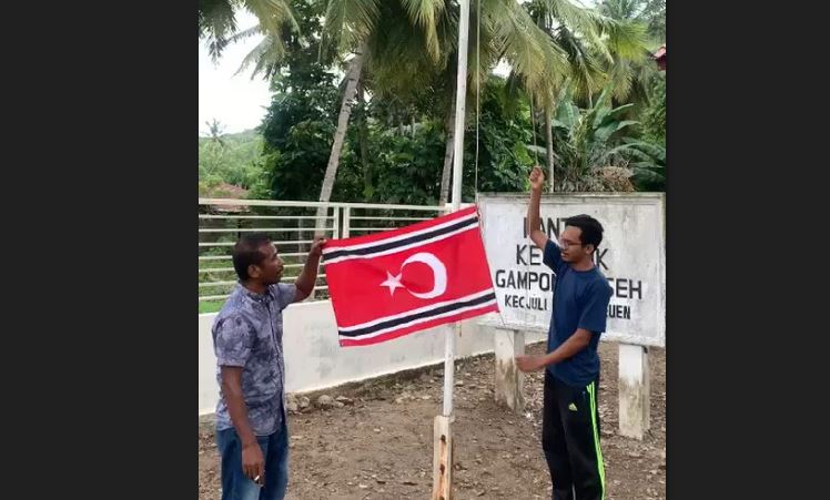 Bendera Bulan Bintang Berkibar di Kantor Keuchik Blang Paseh, Bireuen. (Foto: BeritaKini)
