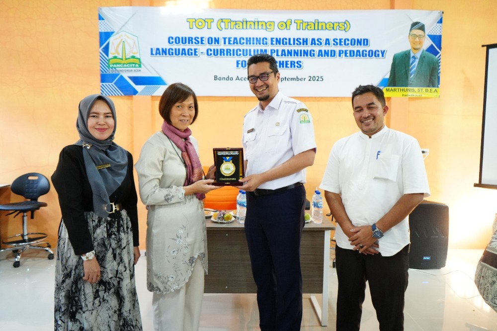 Kadisdik Aceh Tutup Program Kerja Sama Singapura tentang TOT Perencanaan Kurikulum dan Pedagogi Bahasa Inggris. (Foto: Disidik Aceh)