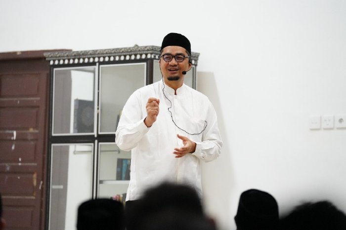 Subuh Berjamaah dan Tausiah Inspiratif Bersama Kadisdik Aceh di Sekolah Unggul Ali Hasjmy. (Foto: Disdik Aceh)