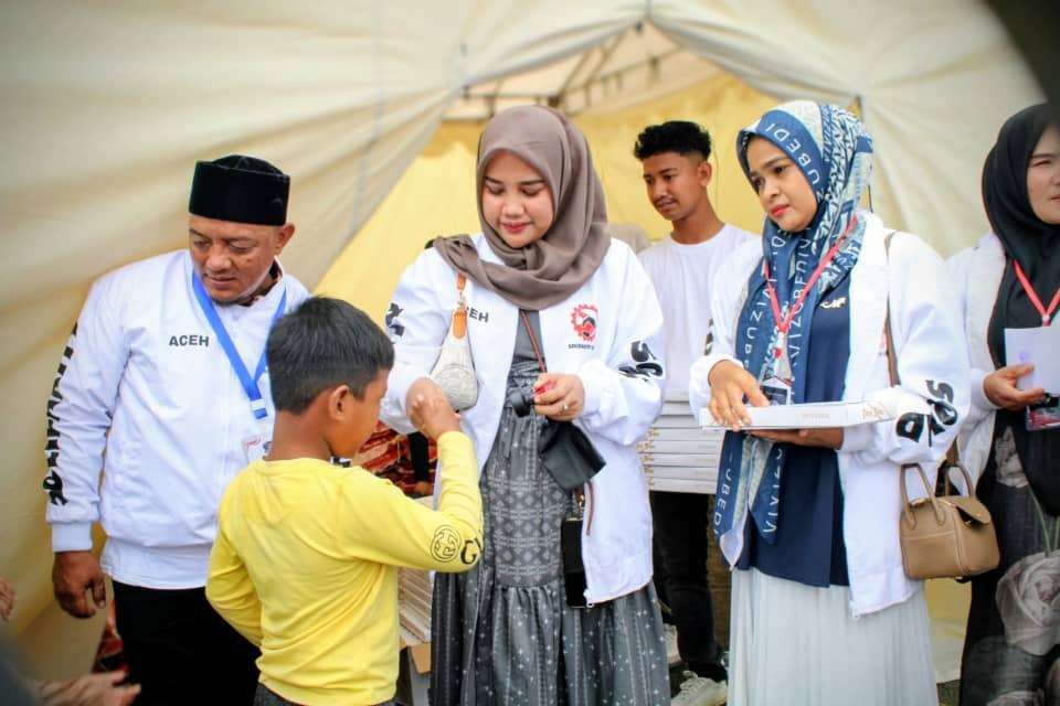 Cut Zuhra, Bendahara DPW Solidarity Squad Provinsi Aceh sedang melakukan aksi sosial santunan anak yatim di mesjid agung Baitul makmur Meulaboh. (Foto: Arif Rizalul/Reporter RRI Meulaboh)