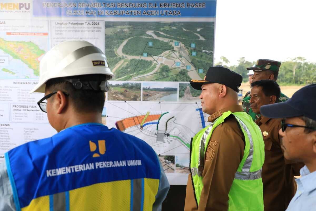 Bupati Aceh Utara, Provinsi Aceh, Ismail A Jalil meninjau progres pembangunan Bendungan Krueng Pase, di Kecamatan Meurah Mulia, Kabupaten Aceh Utara, Selasa (7/10/2025). (FOTO: KOMPAS.COM/MASRIADI SAMBO)