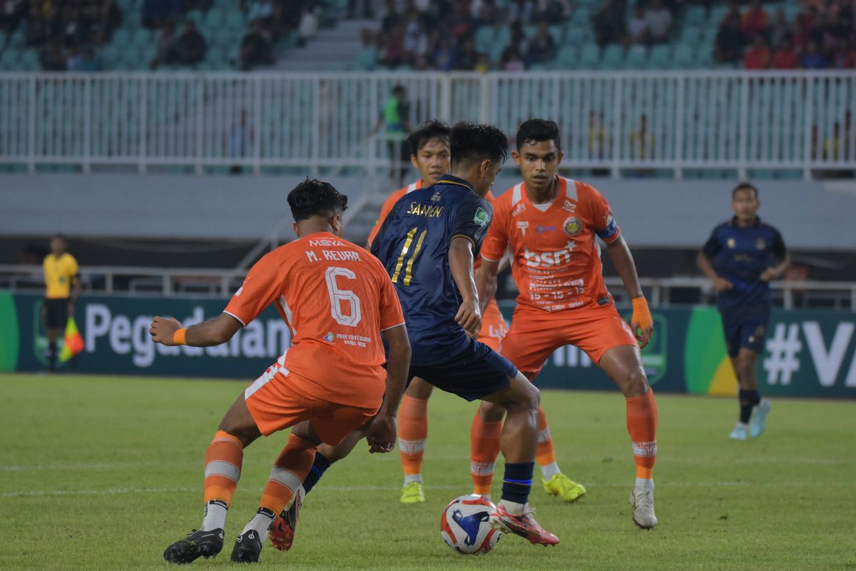 Duel perebutan bola dalam laga Championship 2025-2026 Persikad Depok vs Persiraja di Stadion Pakansari, Cibinong, Kab. Bogor, Minggu (19/10/2025). (Foto: Dok. Persikad Depok)