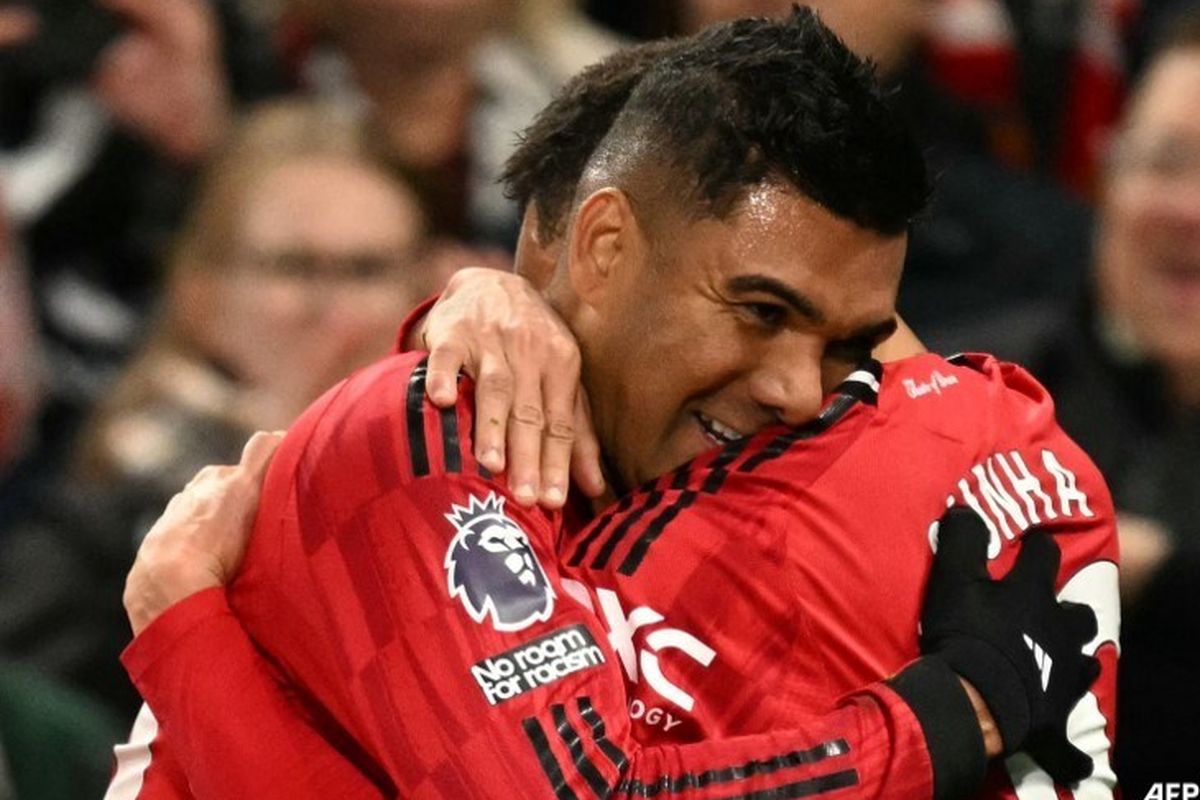 Gelandang Manchester United Casemiro (kiri) merayakan gol kedua dengan Matheus Cunha pada laga Liga Inggris antara Manchester United dan Brighton and Hove Albion di Old Trafford di Manchester, barat laut Inggris, pada 25 Oktober 2025.(FOTO: AFP/OLI SCARFF)