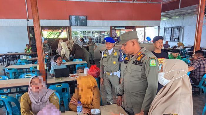 Petugas Satpol PP dan WH Aceh merazia ASN yang nongkrong di warung kopi saat jam kerja, kawasan Kecamatan Kuta Alam, Banda Aceh, Selasa (30/9/2025). (Foto: Humas Satpol PP-WH Aceh)