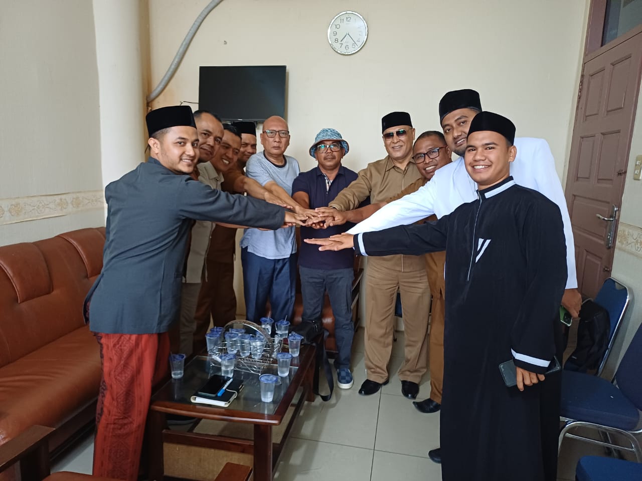 Polemik Guru MUQ Aceh Selatan Akibat Penyitaan HP Anak Pejabat Berakhir dengan Tabayyun dan Perdamaian. (Foto: TheTapaktuanPost)
