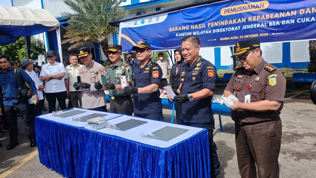 Bea Cukai Aceh Musnahkan Rokok Ilegal Senilai Miliaran Rupiah dan Puluhan iPhone Selundupan. (Foto: For Nukilan)