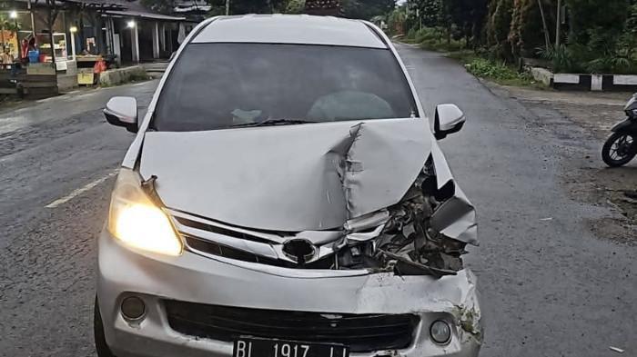 Kondisi mobil yang rusak akibat kecelakaan di Aceh Tamiang, Kamis (16/10/2025). Pengemudi mobil tersebut meninggal dunia. (FOTO: FOR NUKILAN)